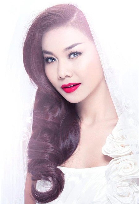 Thanh Hằng chia sẻ về vị trí vedette: “Thật ra, tôi xem vị trí này là một áp lực. Tôi phải nỗ lực làm việc hết mình, đầu tư nhiều công sức. Và áp lực của một gương mặt quen thuộc là rất khó thay đổi. Ví như buổi chụp hình ngày hôm nay. Khuôn mặt Thanh Hằng đã trở thành quen thuộc, công chúng đã thấy rất nhiều. Phải làm sao gương mặt này trở nên khác lạ? Các bạn đã vất vả để thay đổi hình ảnh của Thanh Hằng từ trước đến giờ. Tôi hiểu áp lực đó. Bởi vì bản thân tôi cũng trải qua điều này ngày ngày. Phải làm thế nào đó để mỗi lần xuất hiện phải có điểm nhấn, phải đặc biệt. Không phải mình thành công rồi thì có quyền ỷ lại. Càng thành công thì áp lực càng nhiều.”