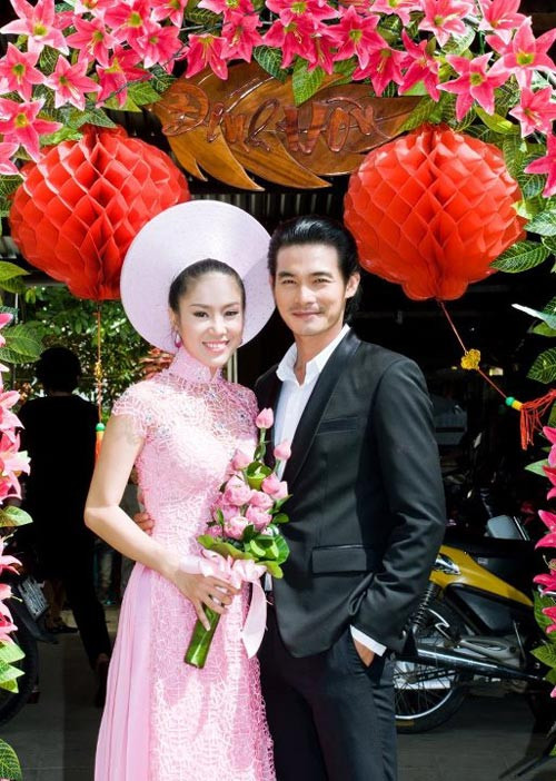 Quách Ngọc Ngoan chia sẻ về cuộc sống gia đình: “Đối với một người độc thân và sau khi có vợ thì hoàn toàn khác nhau. Khác ở đây là giờ mình không chỉ sống cho riêng bản thân mình mà phải lo lắng và vun đắp hạnh phúc cho gia đình nhỏ. Có con thì niềm hạnh phúc được nhân lên gấp bội, nhưng trách nhiệm của mình cũng vì thế mà nhiều hơn. Còn công việc của tôi thì vẫn vậy, cũng không có gì khác cả.”