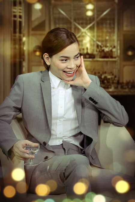 Người đẹp chia sẻ: “Khán giả đã quen với hình ảnh một Hồ Ngọc Hà nữ tính, rất phụ nữ. Hy vọng, một chút táo bạo, phá cách, sẽ mang đến cho Đại nhạc hội sảng khoái cảm xúc mới lạ và thú vị”. (Theo Zing)