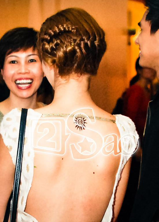 Cô nàng cũng chơi nổi với bộ đầm phía trước kín đáo nhưng phía sau thì khoe nguyên chiếc lưng trần cho hình xăm cách điệu mặt trời to bằng đồng xu ở sau gáy. (Theo 2sao) Cô nàng cũng chơi nổi với bộ đầm phía trước kín đáo nhưng phía sau thì khoe nguyên chiếc lưng trần cho hình xăm cách điệu mặt trời to bằng đồng xu ở sau gáy. (Theo 2sao)