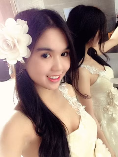 Khi được hỏi còn mê vòng 3 của mình không, Ngọc Trinh cười: “Trước thì mê nhất, giờ mê thêm cả khuôn mặt nữa. Làm sao mà khuôn mặt em thêm tuổi mà càng baby nha chị. Nhiều chị nói em giống Lolita, họ nói em giống cô ấy ở chỗ là biết giá trị bản thân mình là đẹp, rồi vẻ đẹp của cả 2 đều khêu gợi rất tự nhiên cùng với chút tiểu xảo của đàn bà. Em chưa đọc cuốn sách đó nên chưa biết thế nào".