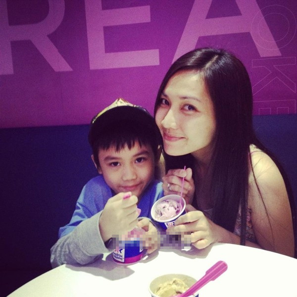 Mới đây, Kim Hiền vừa chia sẻ trên trang cá nhân của mình những hình ảnh vui vẻ cùng với bé Sonic ở một quán kem.