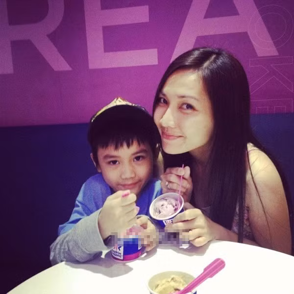 Mới đây, Kim Hiền vừa chia sẻ trên trang cá nhân của mình những hình ảnh vui vẻ cùng với bé Sonic ở một quán kem.