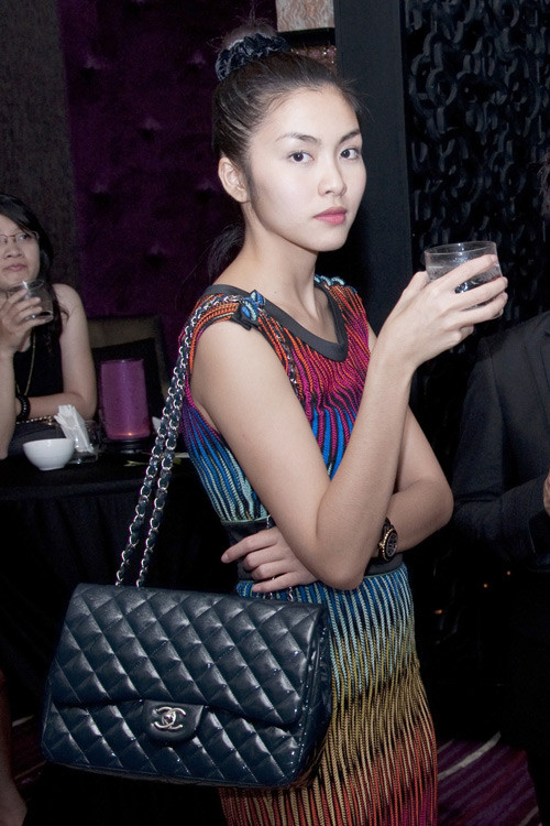 Chiếc tiếp theo size jumbo, da bóng, có giá khoảng 5.500 USD - khoảng 115 triệu đồng. Chiếc tiếp theo size jumbo, da bóng, có giá khoảng 5.500 USD - khoảng 115 triệu đồng.