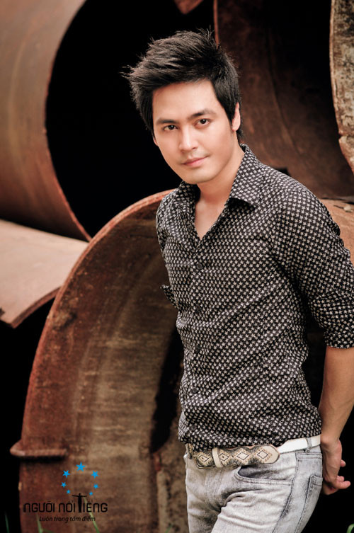 Anh trải lòng về gia đình mình: “Nhà tôi mới sinh em bé thứ 2. Điều tôi áy náy nhất là công việc khiến tôi di chuyển thường xuyên nên không có nhiều thời gian ở nhà chăm sóc gia đình. Như tôi đã nói, chúng tôi luôn thích sự bình yên nên việc không khoe nhiều về gia đình cũng là cách để được yên ổn.” (Theo Người lao động)