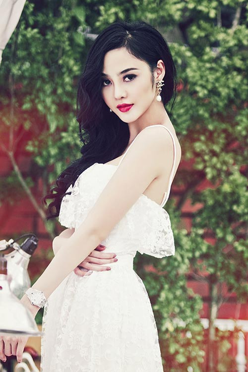 Hoa hậu kế nhiệm Ngọc Trinh – Julia Hồ chia sẻ lý do tham gia sân chơi nhan sắc “ao làng”: “Tôi sang Mỹ học tập và sinh sống khoảng 2 năm và cuộc thi HHVN Hoàn Cầu là sân chơi nhan sắc gần gũi và lớn nhất của cộng đồng người Việt ở Mỹ cũng như khắp thế giới. Vì thế, tôi quyết định tham gia cuộc thi vớisuy nghĩ đây là một kỷ niệm của thời con gái.”