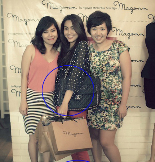 Trước đó, người ta thường xuyên thấy Tăng Thanh Hà xuất hiện với những chiếc túi đậm chất cổ điển của Chanel. Đây dường như là thương hiệu túi yêu thích của người đẹp bởi cô sở hữu tới 3 chiếc với kích cỡ, màu sắc khác nhau. Đầu tiên là túi Chanel lambskin cỡ maxi này, viền túi cũng được bao bởi quai xích lạ mắt. Chiếc túi có giá khoảng 3.200 USD - 67,2 triệu đồng. Trước đó, người ta thường xuyên thấy Tăng Thanh Hà xuất hiện với những chiếc túi đậm chất cổ điển của Chanel. Đây dường như là thương hiệu túi yêu thích của người đẹp bởi cô sở hữu tới 3 chiếc với kích cỡ, màu sắc khác nhau. Đầu tiên là túi Chanel lambskin cỡ maxi này, viền túi cũng được bao bởi quai xích lạ mắt. Chiếc túi có giá khoảng 3.200 USD - 67,2 triệu đồng.