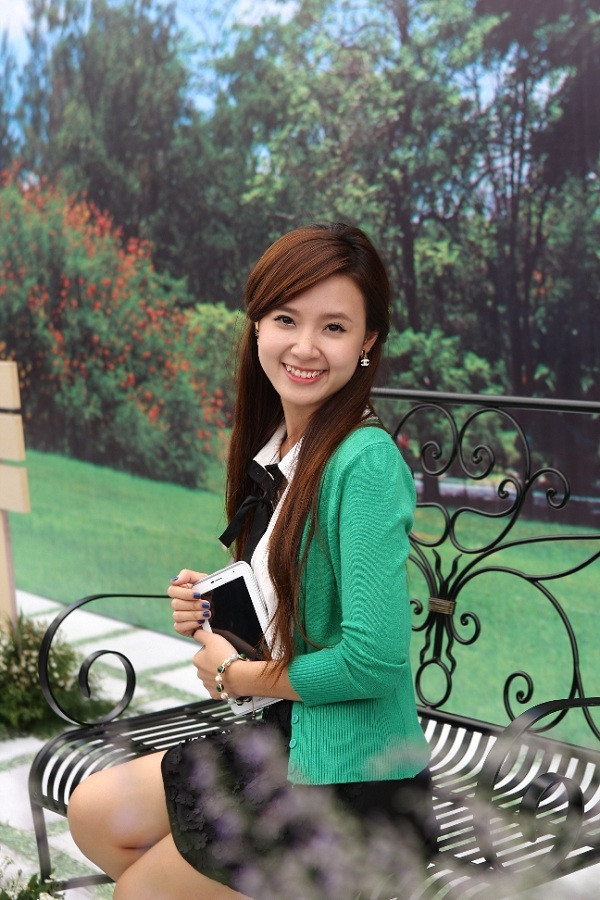 Trong thời gian chờ công bố kết quả bạn đổi được nhiều sách nhất, cô nàng hot girl đã tranh thủ chia sẻ với các bạn sinh viên những mẹo hay để cùng học và chơi với Samsung Galaxy Tab 2 7” như dùng ứng dụng Handrite để ghi chú thật dễ dàng, hay cách “luyện” tiếng Anh thật cool mọi lúc mọi nơi trên Tab 2 với “thư viện di động” Alezaa. (Theo Kênh 14) Trong thời gian chờ công bố kết quả bạn đổi được nhiều sách nhất, cô nàng hot girl đã tranh thủ chia sẻ với các bạn sinh viên những mẹo hay để cùng học và chơi với Samsung Galaxy Tab 2 7” như dùng ứng dụng Handrite để ghi chú thật dễ dàng, hay cách “luyện” tiếng Anh thật cool mọi lúc mọi nơi trên Tab 2 với “thư viện di động” Alezaa. (Theo Kênh 14)