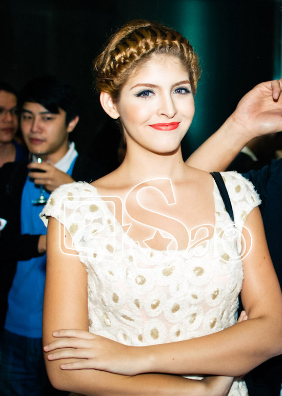 Tối 30/10, cô nàng Andrea cùng tay trong tay cùng Baggio đi xem ra mắt phim, với mái tóc tết vòng quanh trán khiến cho Andrea trở nên xinh đẹp lung linh hơn thường lệ. Tối 30/10, cô nàng Andrea cùng tay trong tay cùng Baggio đi xem ra mắt phim, với mái tóc tết vòng quanh trán khiến cho Andrea trở nên xinh đẹp lung linh hơn thường lệ.