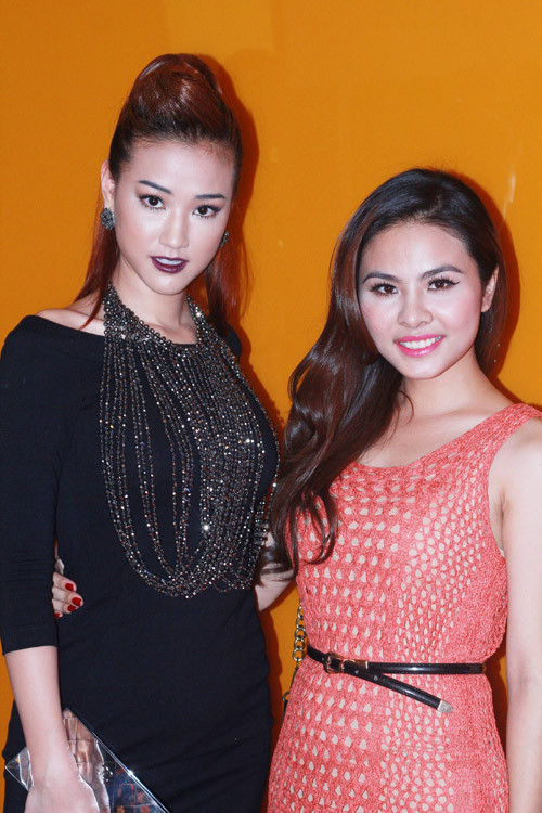 Nếu như Vân Trang xuất hiện với gương mặt rạng rỡ cùng nụ cười tươi tắn thì Maya lại trái ngược hoàn toàn khi diện trang phục đen cùng phong cách trang điểm ấn tượng. Vẻ sắc lạnh của Maya khiến nhiều khán giả có mặt tại lễ ra mắt liên tưởng đến hình ảnh “dữ dằn” của cô trong phim Scandal. (Theo ihay) Nếu như Vân Trang xuất hiện với gương mặt rạng rỡ cùng nụ cười tươi tắn thì Maya lại trái ngược hoàn toàn khi diện trang phục đen cùng phong cách trang điểm ấn tượng. Vẻ sắc lạnh của Maya khiến nhiều khán giả có mặt tại lễ ra mắt liên tưởng đến hình ảnh “dữ dằn” của cô trong phim Scandal. (Theo ihay)