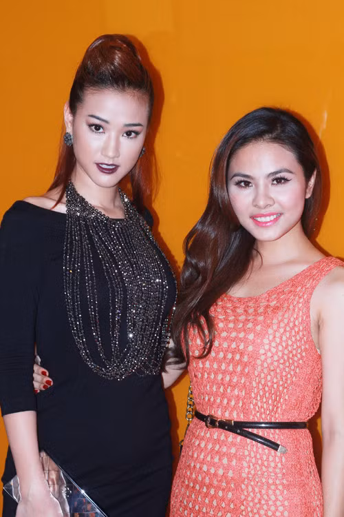 Nếu như Vân Trang xuất hiện với gương mặt rạng rỡ cùng nụ cười tươi tắn thì Maya lại trái ngược hoàn toàn khi diện trang phục đen cùng phong cách trang điểm ấn tượng. Vẻ sắc lạnh của Maya khiến nhiều khán giả có mặt tại lễ ra mắt liên tưởng đến hình ảnh “dữ dằn” của cô trong phim Scandal. (Theo ihay)