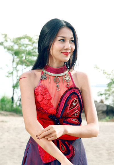 Da cô cháy đen, còn trên người không ít những vết bầm dập. Da cô cháy đen, còn trên người không ít những vết bầm dập.