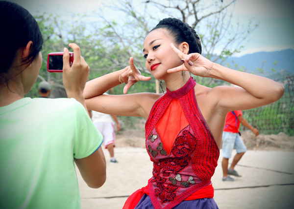 Siêu mẫu thích chụp ảnh, và không ngại làm đủ kiểu dáng trước ống kính. Siêu mẫu thích chụp ảnh, và không ngại làm đủ kiểu dáng trước ống kính.