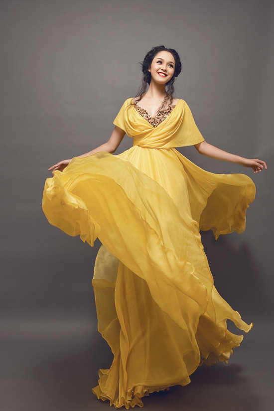 Nếu chiếc đầm màu đỏ tôn làn da trắng của Hoàng Anh, khoe bờ vai trần ngọt ngào của người đẹp đang ở ngưỡng đẹp nhất của con gái thì chiếc đầm vàng mang lại cho cô nét sang trọng, quý phái. (Theo 2sao)