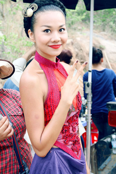 Sau những lúc tập trung cao độ để quay phim, khi giải lao, Thanh Hằng lại rất nhí nhảnh. Sau những lúc tập trung cao độ để quay phim, khi giải lao, Thanh Hằng lại rất nhí nhảnh.