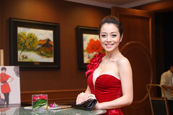 Góp mặt sự kiện Eva de Eva Fashion Show thu - đông tối ngày 14/10 tại Hà Nội, Jennifer Phạm diện 1 bộ đầm được may bằng chất liệu satin đỏ tôn lên nước da trắng hồng. Góp mặt sự kiện Eva de Eva Fashion Show thu - đông tối ngày 14/10 tại Hà Nội, Jennifer Phạm diện 1 bộ đầm được may bằng chất liệu satin đỏ tôn lên nước da trắng hồng.