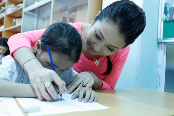 Cuối tháng 4 vừa rồi, tranh thủ rảnh trong quỹ thời gian nghỉ ngơi của mình, người đẹp Jennifer Phạm đã lên kế hoạch đến lớp học hy vọng tại bệnh viện Nhi trung ương để chơi và giúp đỡ các em nhỏ. Tại lớp học này, các em đanh được điều trị tại bệnh nhi đã được người đẹp hướng dẫn vẽ và tô màu những bức tranh sinh động chứa đựng đầy ước mơ cháy bỏng của các em. Cuối tháng 4 vừa rồi, tranh thủ rảnh trong quỹ thời gian nghỉ ngơi của mình, người đẹp Jennifer Phạm đã lên kế hoạch đến lớp học hy vọng tại bệnh viện Nhi trung ương để chơi và giúp đỡ các em nhỏ. Tại lớp học này, các em đanh được điều trị tại bệnh nhi đã được người đẹp hướng dẫn vẽ và tô màu những bức tranh sinh động chứa đựng đầy ước mơ cháy bỏng của các em.
