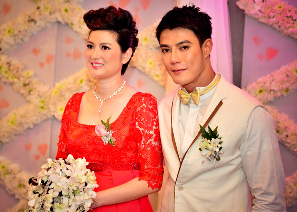 Tối 27/7, Thúy Vinh và chú rể người Singapore Andrew Poh đã có hôn lễ sang trọng, lãng mạn tại một khách sạn 5 sao ở TP HCM. Tiệc cưới được tổ chức theo phong cách hiện đại, tất cả các chi tiết đều được chăm chút tỉ mỉ đến hoàn hảo.