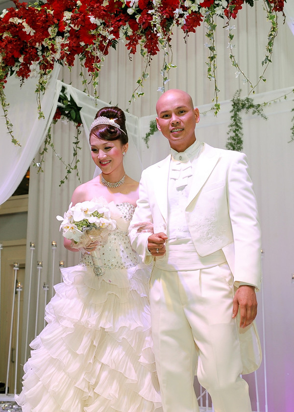 Tối 28/2, tiệc cưới của Phan Đinh Tùng được tổ chức tại White Palace (TP. HCM). Đám cưới của anh với cô học trò xinh xắn Thái Ngọc Bích đã minh chứng cho tình yêu ngọt ngào trong showbiz. Trong đám cưới Phan Đinh Tùng, chàng ca sỹ vốn ít khi bộc lộ tâm sự riêng, đã khiến cô dâu của mình nghẹn ngào khi chia sẻ: "Đã có những lúc tôi không tin trên đời này có tình yêu, và có những lúc cứ tưởng mình sẽ đi theo đạo cùng với Chúa, thế mà hạnh phúc bất chợt đến, chúa đã cho tôi một Thái Ngọc Bích thật tuyệt vời."