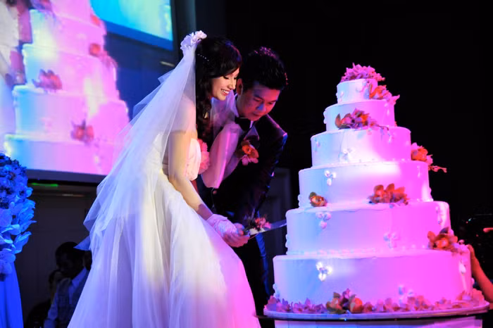 Tối 19/2, tiệc cưới nữ MC của kênh MTV Việt Nam đã diễn ra trong không khí ấm áp tại khách sạn White Palace, TP.HCM. Quỳnh Chi đã chính thức bước vào cuộc sống hôn nhân cùng Văn Chương.