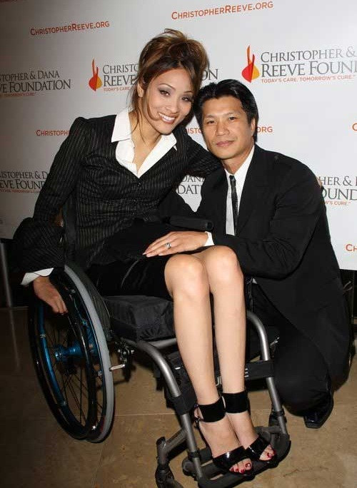 Anh chia sẻ nguyên nhân li hôn vợ: “Tôi có cảm giác như mình bị mắc kẹt trong hình ảnh một người đàn ông chung thủy, cao thượng và một câu chuyện hôn nhân đẹp như cổ tích báo chí dựng nên. Thực sự tôi cũng chỉ là một người đàn ông bình thường và cuộc hôn nhân của chúng tôi cũng bình thường như bao người khác. Khi tình yêu và sự chia sẻ không còn, chúng tôi chia tay nhau, còn không, sự trói buộc cũng chỉ là giả dối. Điều làm tôi vui là chúng tôi vẫn là những người bạn tốt và luôn ủng hộ sự nghiệp của nhau.” (Theo Đẹp)