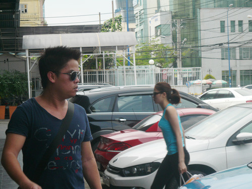 Trưa 6.11, bắt gặp Diễm Hương vào một phòng tập thể dục ở TP.HCM, phóng viên đã bám theo sát gót để xem cô nàng tập tành thế nào trong phòng Gym.