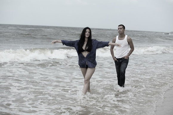 Hỏi về quá trình quay MV “nóng bỏng mắt”, cô cho hay: “Nếu mình ngại thì đâu còn là người của công chúng nữa. Ekip quay MV đã làm việc vô cùng nghiêm túc khiến tôi hoàn toàn thoải mái, tự nhiên và tin tưởng họ tuyệt đối. Họ là những người làm việc chuyên nghiệp, mình cũng đang diễn xuất chuyên nghiệp, không có chỗ cho sự tục tĩu nên không có gì là ngại cả.” (Theo Tiin)