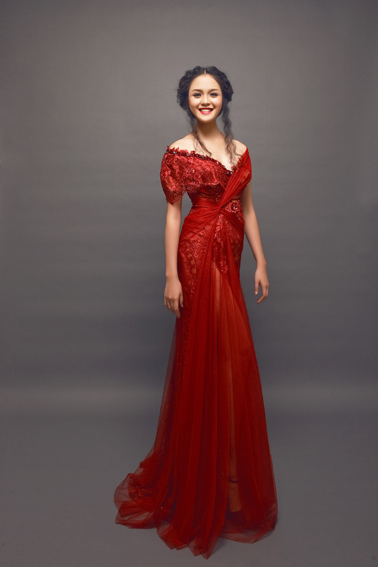 Đỗ Hoàng Anh đã có mặt tại Philippin để tham dự cuộc thi Hoa Hậu Trái Đất 2012. Người đẹp hiện đang nỗ lực hết sức để có cơ hội tỏa sáng tại cuộc thi Hoa Hậu Trái Đất 2012 tại Philippin. Ngoài hành trang là những trang phục truyền thống hay đời thường, Đỗ Hoàng Anh được nhà thiết kế Hoàng Hải sáng tạo cho những mẫu áo dạ hội vô cùng gợi cảm và quyến rũ, khoe được hầu hết các thế mạnh của cơ thể.