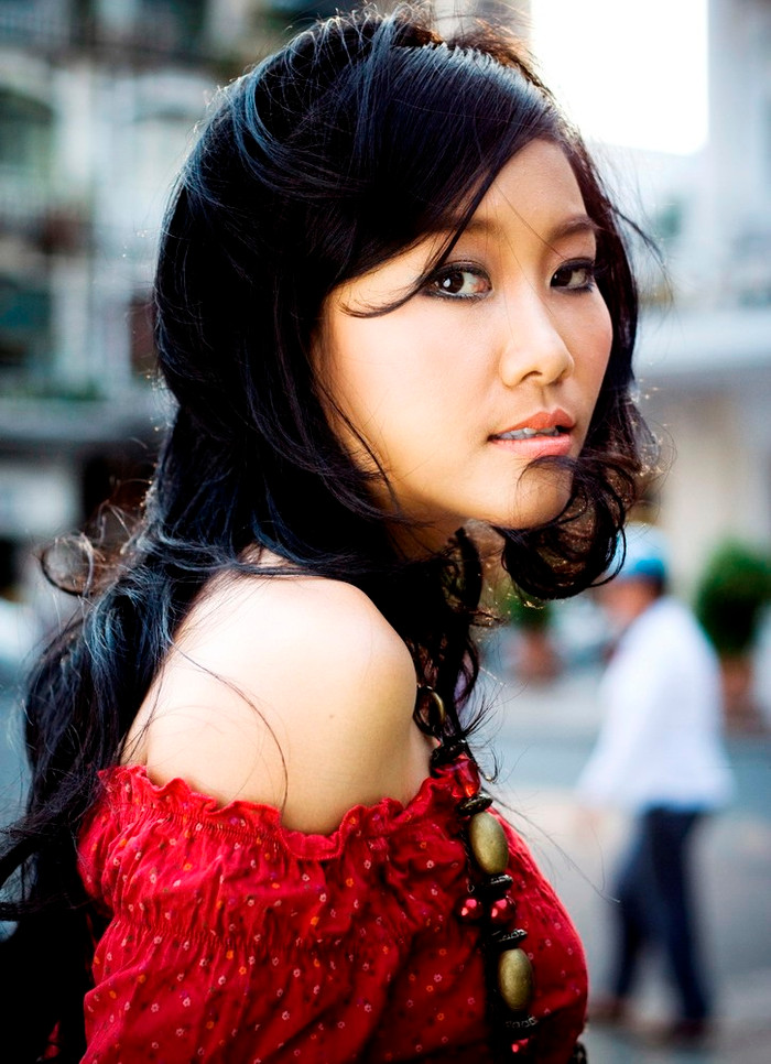 Tuần này, người sẽ ngồi vị trí ghế “nóng” thứ 3 của Thử thách cùng bước nhảy sẽ là nữ ca sĩ Đoan Trang. Với những kinh nghiệm trong lĩnh vực giải trí và từng tham gia nhiều cuộc thi, Đoan Trang sẽ có nhiều lời khuyên bổ ích cho các bạn thí sinh để họ hoàn thiện hơn trong từng tiết mục biểu diễn.