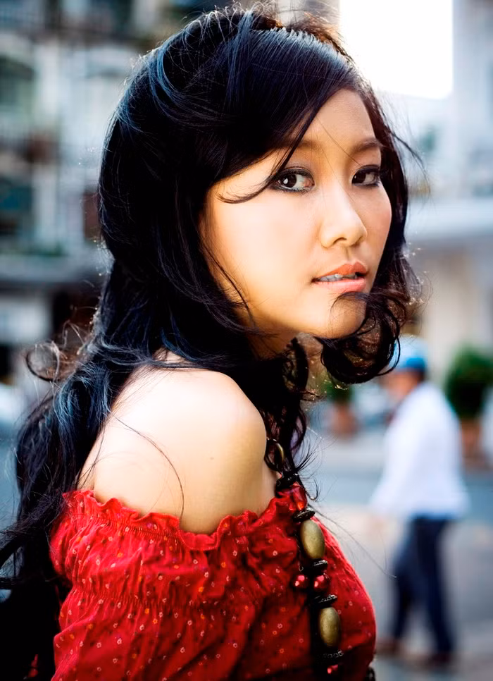 Tuần này, người sẽ ngồi vị trí ghế “nóng” thứ 3 của Thử thách cùng bước nhảy sẽ là nữ ca sĩ Đoan Trang. Với những kinh nghiệm trong lĩnh vực giải trí và từng tham gia nhiều cuộc thi, Đoan Trang sẽ có nhiều lời khuyên bổ ích cho các bạn thí sinh để họ hoàn thiện hơn trong từng tiết mục biểu diễn.