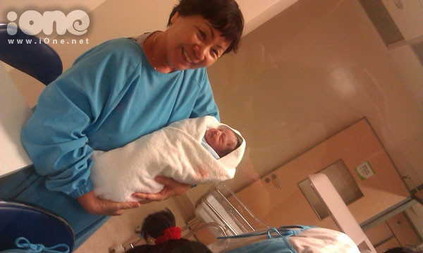 Trưa 1/11, chị dâu của Quang Huy và Phạm Quỳnh Anh đã post tấm ảnh mới nhất về con gái đầu lòng của cặp đôi với dòng chữ: "Bella đây rồi, y chang bố Quang Huy à, iu quá". Trong ảnh, Bella được quấn trong khăn ấm và ngủ ngon lành.