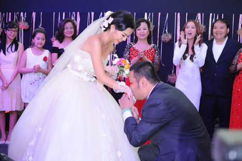 Sau nghi lễ đón dâu truyền thống tại nhà riêng vào 10 giờ sáng 10/5, cặp đôi tổ chức tiệc cưới thân mật vào buổi tối tại Trung tâm hội nghị White Palaace (TP HCM). Có thể nói Quỳnh Anh và bầu Quang Huy là một trong số ít những đôi nghệ sĩ chung thủy nhất trong thế giới showbiz đầy rẫy thị phi và cám dỗ.