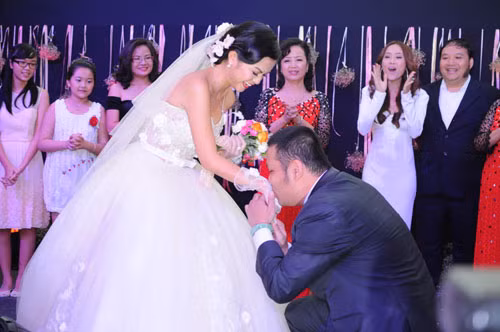 Sau nghi lễ đón dâu truyền thống tại nhà riêng vào 10 giờ sáng 10/5, cặp đôi tổ chức tiệc cưới thân mật vào buổi tối tại Trung tâm hội nghị White Palaace (TP HCM). Có thể nói Quỳnh Anh và bầu Quang Huy là một trong số ít những đôi nghệ sĩ chung thủy nhất trong thế giới showbiz đầy rẫy thị phi và cám dỗ.