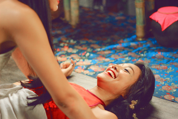 Xem phim, khán giả sẽ bất ngờ với một số hình ảnh 'gần gũi' của hai mỹ nhân Việt. Xem phim, khán giả sẽ bất ngờ với một số hình ảnh 'gần gũi' của hai mỹ nhân Việt.