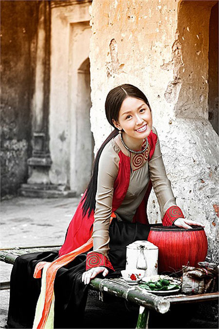 Khán giả khá bất ngờ khi có cơ hội được chiêm ngưỡng lại bộ ảnh. Đặc biệt nét dung dị của Hoa hậu Việt Nam 2006 tạo dấu ấn đặc biệt. Bộ ảnh được chụp cách đây 4 năm tại một ngôi làng cổ. (Theo eva)