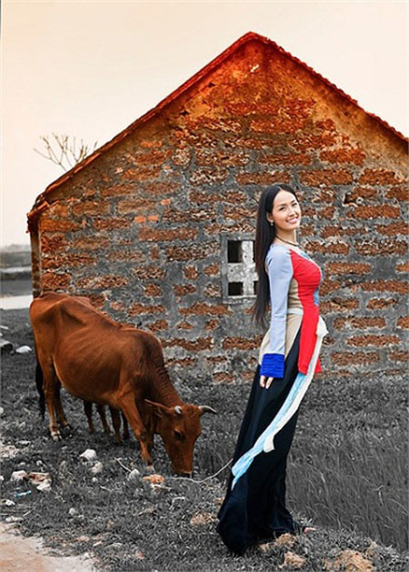 Bộ ảnh Mai Phương Thúy giản dị trong chiếc áo tứ thân, áo yếm khiến người ta liên tưởng đến cô thôn nữ chân quê. Mai Phương Thúy gây ấn tượng với cách trang điểm nhẹ nhàng, mái tóc dài buông xõa và đặc biệt nét e ấp đặc biệt của người con gái xưa.