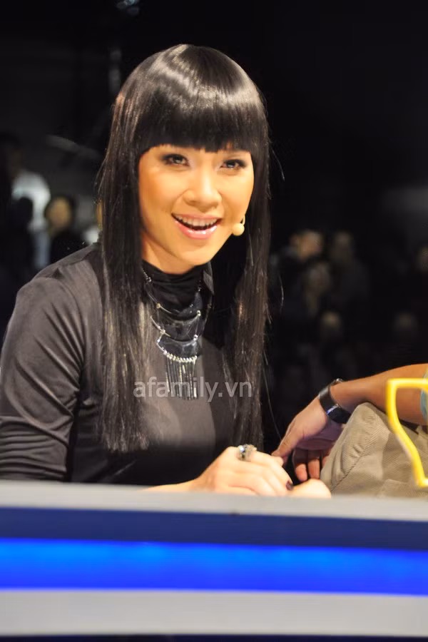 Hình tượng mới lạ của Mỹ Tâm khiến không ít người trầm trồ và ngạc nhiên. “Họa mi tóc nâu” trẻ trung, cá tính hơn hẳn với kiểu tóc hỉ nhi này. (Theo afamily) >>Ảnh tóc mới của Mỹ Tâm gây sốt trên facebook