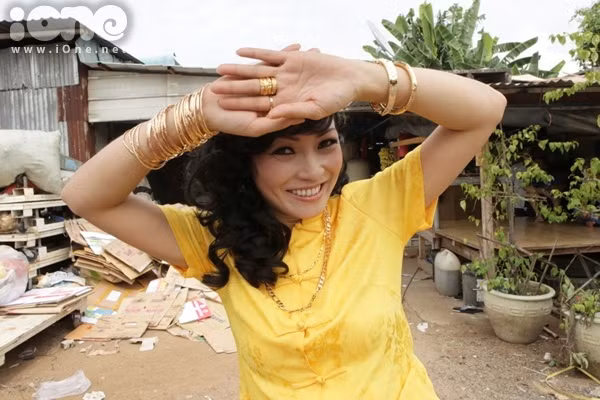 Lần này, Phương Thanh vào vai bà Tư - chủ một điểm thu mua ve chai lớn. Tuy giàu có nhưng bà lại là một quý cô lỡ thì. Vì quá mê Cảnh (Hoài Linh thủ vai) nên bà thường xuyên buông lời "ong bướm" tán tỉnh. Để hóa thân vào vai bà chủ mua ve chai. Phương Thanh phải đeo vô số vòng vàng trên người. Tuy nhiên, số nữ trang trên cơ thể chị chỉ toàn là đồ giả. (Theo ione)