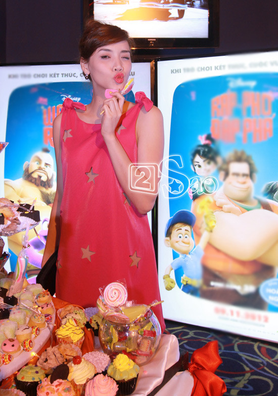 Trang Nhung quyến rũ với chiếc đầm hồng được đột những ông sao năm cánh lạ mắt. Cô nàng làm điệu bên bánh và kẹo ngọt sặc sỡ. (Theo 2sao)