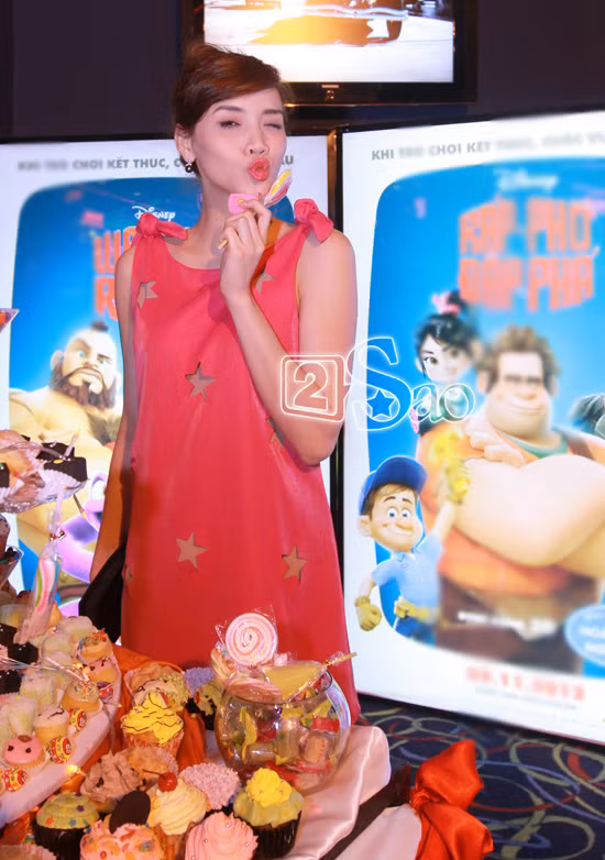 Trang Nhung quyến rũ với chiếc đầm hồng được đột những ông sao năm cánh lạ mắt. Cô nàng làm điệu bên bánh và kẹo ngọt sặc sỡ. (Theo 2sao)