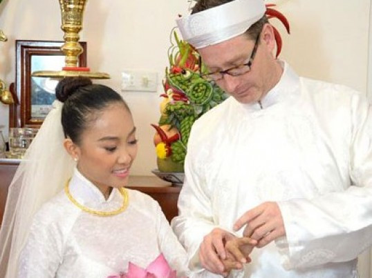 Chiều ngày 30/7 tại TP HCM đã diễn ra đám cưới của Đoan Trang và chú rể Johan Wicklund người Thuỵ Điển. Trong đám cưới, Đoan Trang đã không ít lần rơi nước mắt vì hạnh phúc. Trước khi tổ chức đám cưới tại quán Bar, Đoan Trang đã có lễ rước dâu tại quê nhà Đồng Nai vào chiều 29/7.