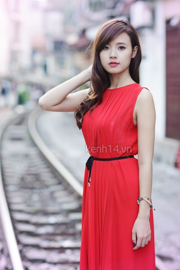 Mới đây, trong chuyến công tác ngắn ngày tại Hà Nội, dù khá bận rộn với các lịch trình làm việc nhưng nữ diễn viên/hot girl Midu vẫn tranh thủ thực hiện một bộ ảnh độc quyền. Theo như Midu cho biết thì đây là khoảng thời gian Hà Nội bắt đầu vào mùa thu nên muốn chụp một bộ ảnh trong không gian thủ đô đang vào mùa đẹp nhất trong năm này.