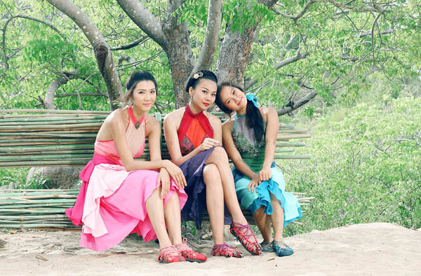 Cách đây ít ngày, teaser của phim được hé lộ, lập tức gây chú ý. Bài hát trong phim do Uyên Linh thể hiện, cũng rất được khán giả yêu thích. Cách đây ít ngày, teaser của phim được hé lộ, lập tức gây chú ý. Bài hát trong phim do Uyên Linh thể hiện, cũng rất được khán giả yêu thích.