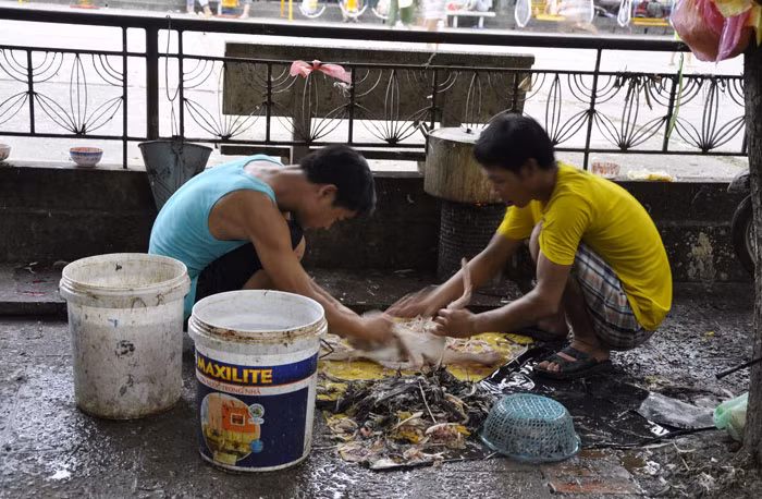 Giết mổ gia cầm ngay trên đường gây mất vệ sinh và là mầm mồng của nhiều loại dịch bệnh.