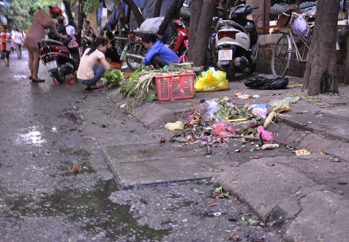 Nước bị ứ lại và rác ngập ngụa trên đường là nguyên nhân gây nên tình trạng ô nhiễm trên tuyến phố này. Nước bị ứ lại và rác ngập ngụa trên đường là nguyên nhân gây nên tình trạng ô nhiễm trên tuyến phố này.