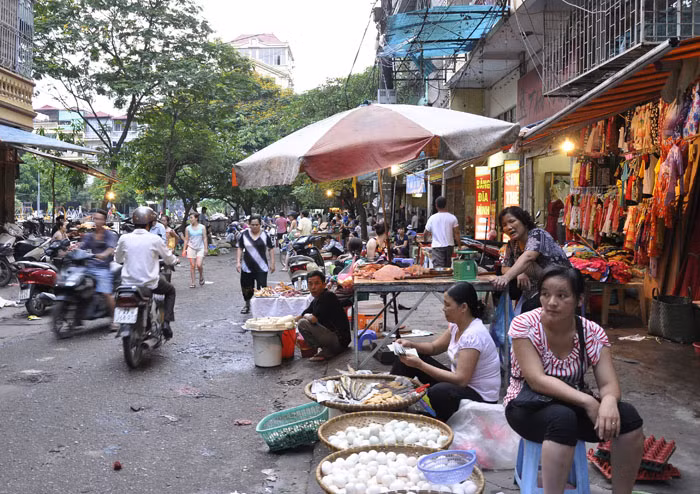 Chợ cóc Nghĩa Tân mọc tự phát đã hình thành vài năm nay nhưng tới nay nó vẫn được hoạt động mà không bị cơ quan chức năng dẹp bỏ.