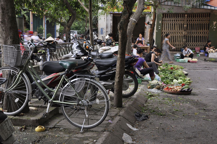 Vỉa hè bị chiếm dụng với mục đích là buôn bán và để xe. Gây ra việc mất trật tự an ninh và ồn ào cho khu dân cư nơi đây. Vỉa hè bị chiếm dụng với mục đích là buôn bán và để xe. Gây ra việc mất trật tự an ninh và ồn ào cho khu dân cư nơi đây.