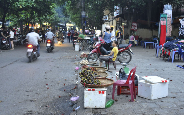 Trước cổng chợ Nghĩa Tân, nhiều hàng quán cũng chàn lan, ngổn ngang trên vỉa hè. Trước cổng chợ Nghĩa Tân, nhiều hàng quán cũng chàn lan, ngổn ngang trên vỉa hè.