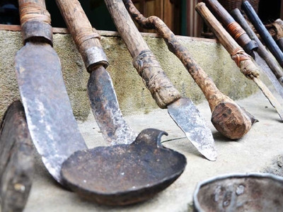 Vật dụng mưu sinh của “người rừng”.