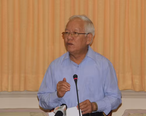 Chủ tịch UBND TP.HCM chất vấn sai phạm và chỉ đạo xử lý trong vụ việc lương "khủng" tại bốn công ty công ích - Ảnh: Nguyên Mi